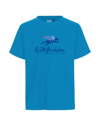 Sapphireblå t-shirt med blått tryck av Kristofferskolans logotyp – tre personer rider på en häst ovanför texten “Kristofferskolan”.